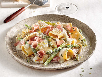 Πάκερι με σπαράγγια, αγκινάρες σε σάλτσα παρμεζάνας