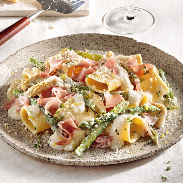 Πάκερι με σπαράγγια, αγκινάρες σε σάλτσα παρμεζάνας