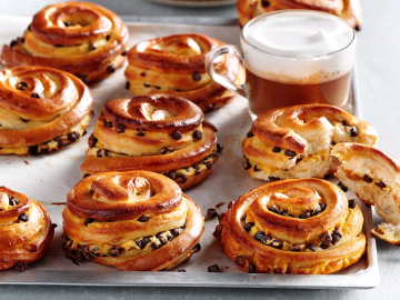 Ρολά σφολιάτας γεμιστά με κρέμα και σοκολάτα