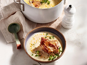 Κατσικάκι με αρωματική γιαουρτόσουπα