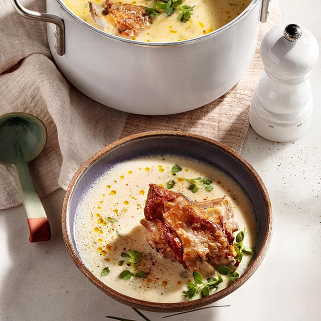 Κατσικάκι με αρωματική γιαουρτόσουπα