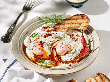 Πικάντικα αυγά ποσέ (Çılbır)