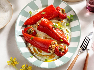 Γεμιστές πιπεριές στην κατσαρόλα με κρέμα φέτας