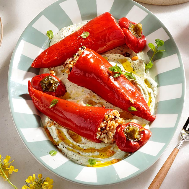 Γεμιστές πιπεριές στην κατσαρόλα με κρέμα φέτας