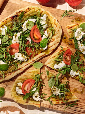 Flatbread με πέστο, μοτσαρέλα & ντομάτα