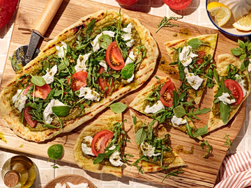 Flatbread με πέστο, μοτσαρέλα & ντομάτα