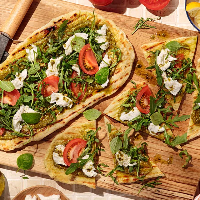 Flatbread με πέστο, μοτσαρέλα & ντομάτα