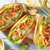 Lobster Roll Style με γαρίδες, μπριός και δροσερή σος