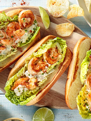 Lobster Roll Style με γαρίδες, μπριός και δροσερή σος