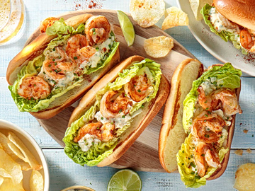 Lobster Roll Style με γαρίδες, μπριός και δροσερή σος