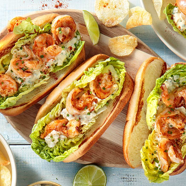 Lobster Roll Style με γαρίδες, μπριός και δροσερή σος