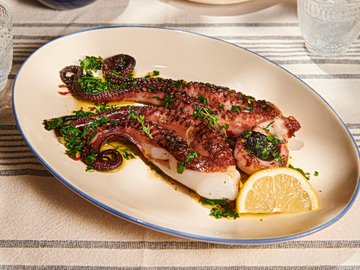 Χταποδάκι στη σχάρα, με πικάντικη σάλτσα chimichurri