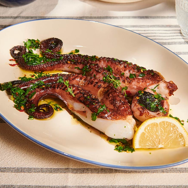 Χταποδάκι στη σχάρα, με πικάντικη σάλτσα chimichurri