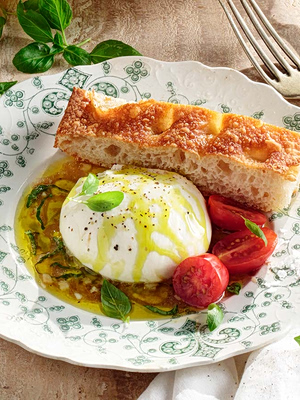 Burrata με ντοματίνια και αρωματικό ελαιόλαδο