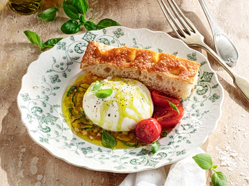Burrata με ντοματίνια και αρωματικό ελαιόλαδο
