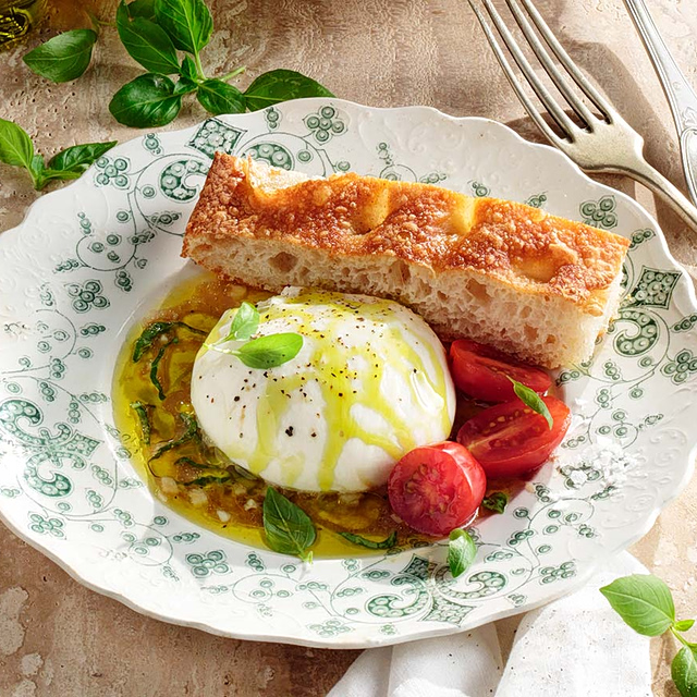 Burrata με ντοματίνια και αρωματικό ελαιόλαδο