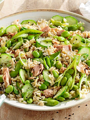 Ρυζοσαλάτα με τόνο, καστανό ρύζι και edamame